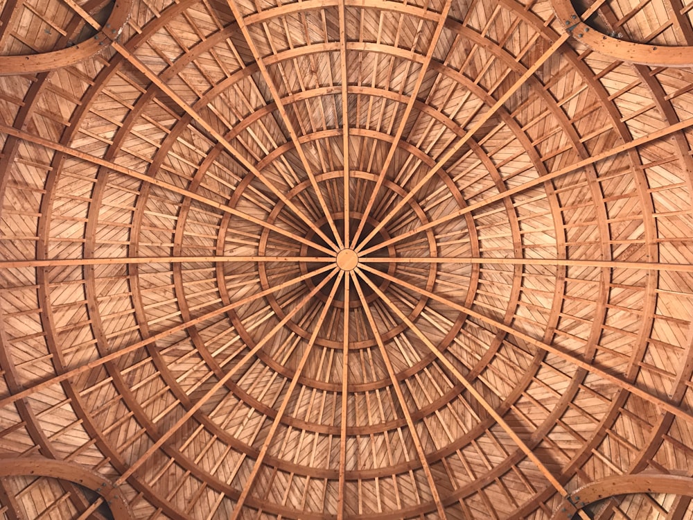 茶色の木製の天井と茶色の木製の天井