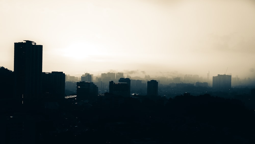 silhouette de bâtiments de la ville au coucher du soleil