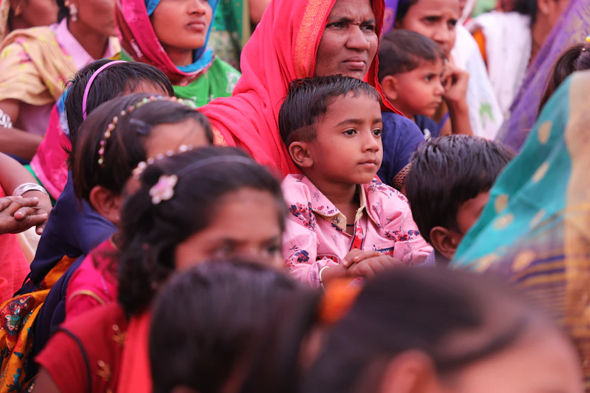 समुदाय और सामाजिक सहयोग का प्रतीकात्मक दृश्य