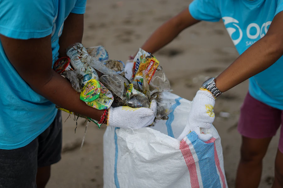 Equipe separando materiais recicláveis no pátio