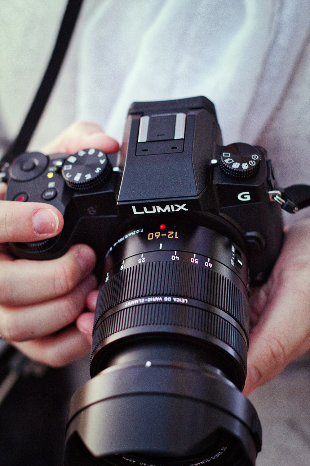 Schwarze Nikon DSLR-Kamera an Personenhand