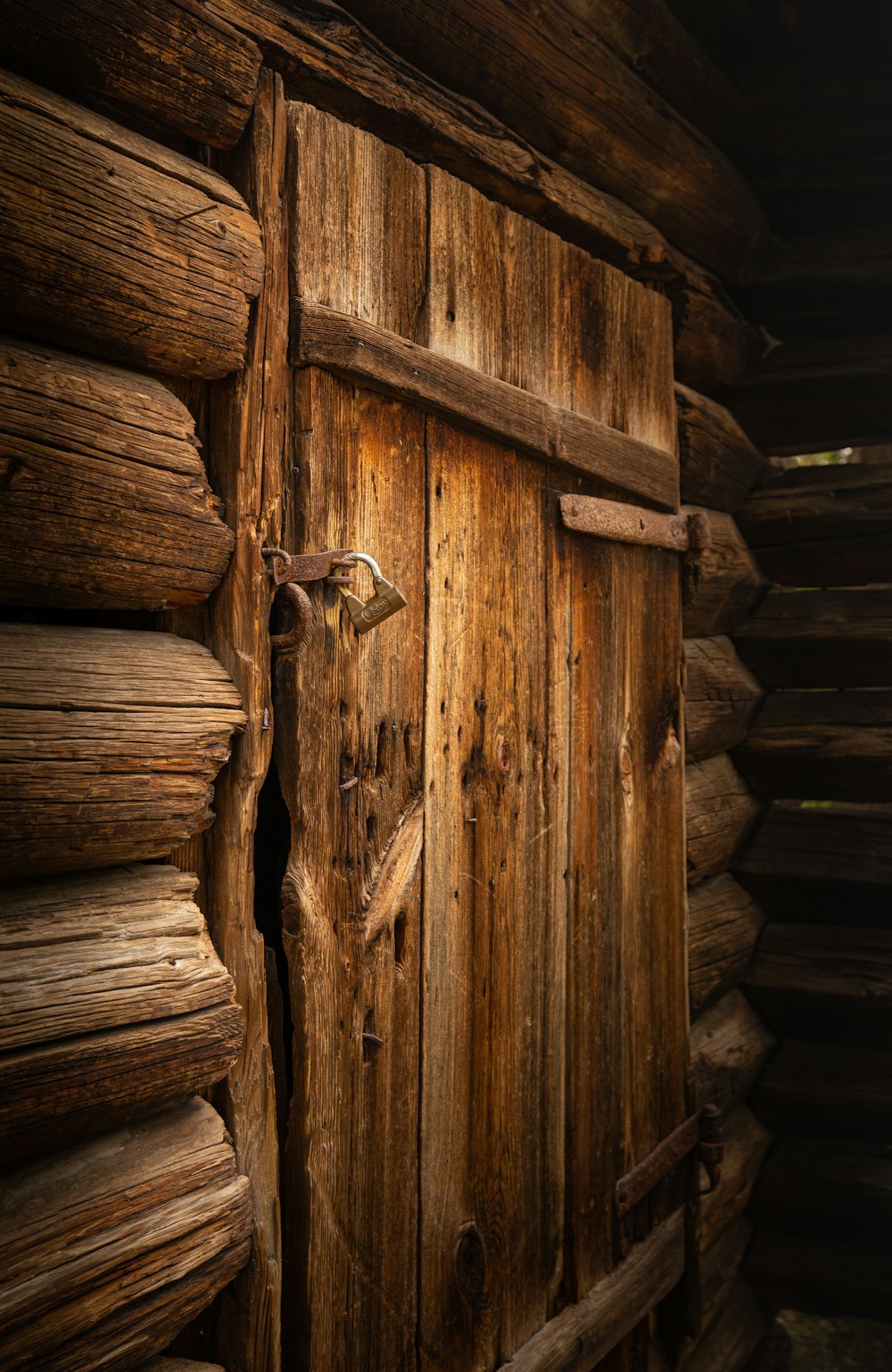 braune Holztür mit grauem Stahltürhebel