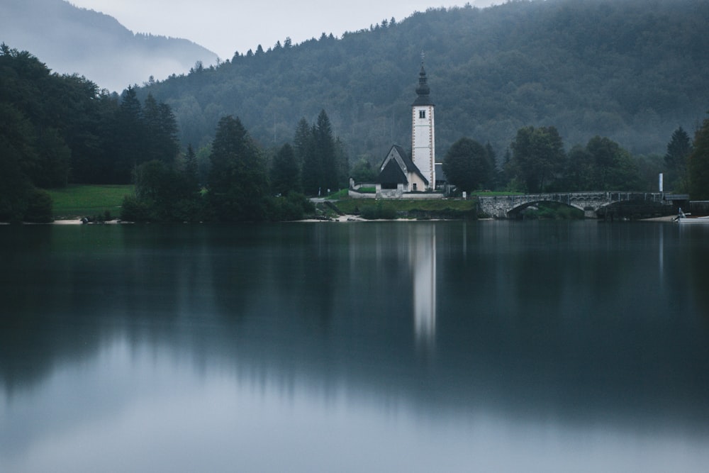 Bâtiment en béton blanc et brun près du lac pendant la journée