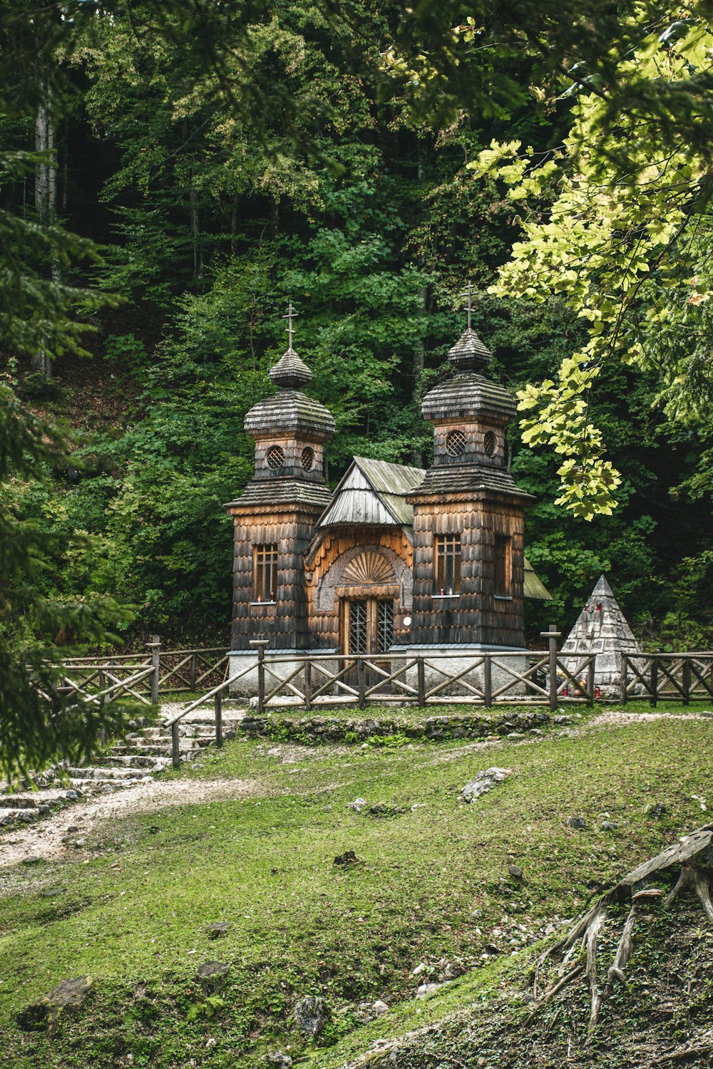 Casa de hormigón marrón y gris rodeada de árboles verdes durante el día