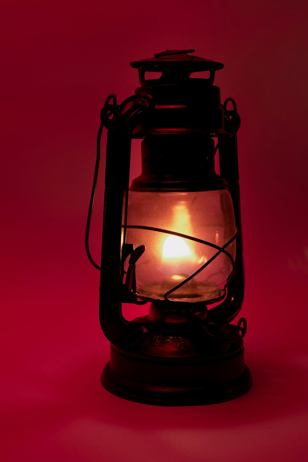 Lampada lanterna nera accesa in camera rossa