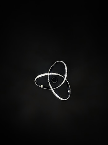 Modern pendant with rhodium plating, designed for the contemporary city woman.