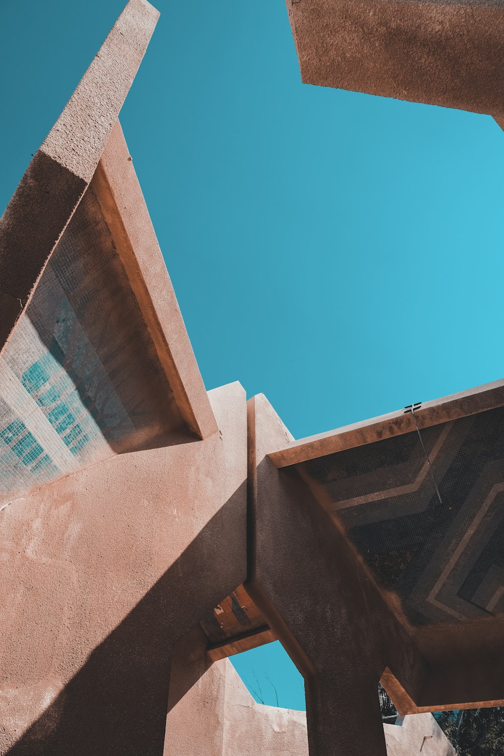 Edificio de hormigón marrón bajo el cielo azul durante el día