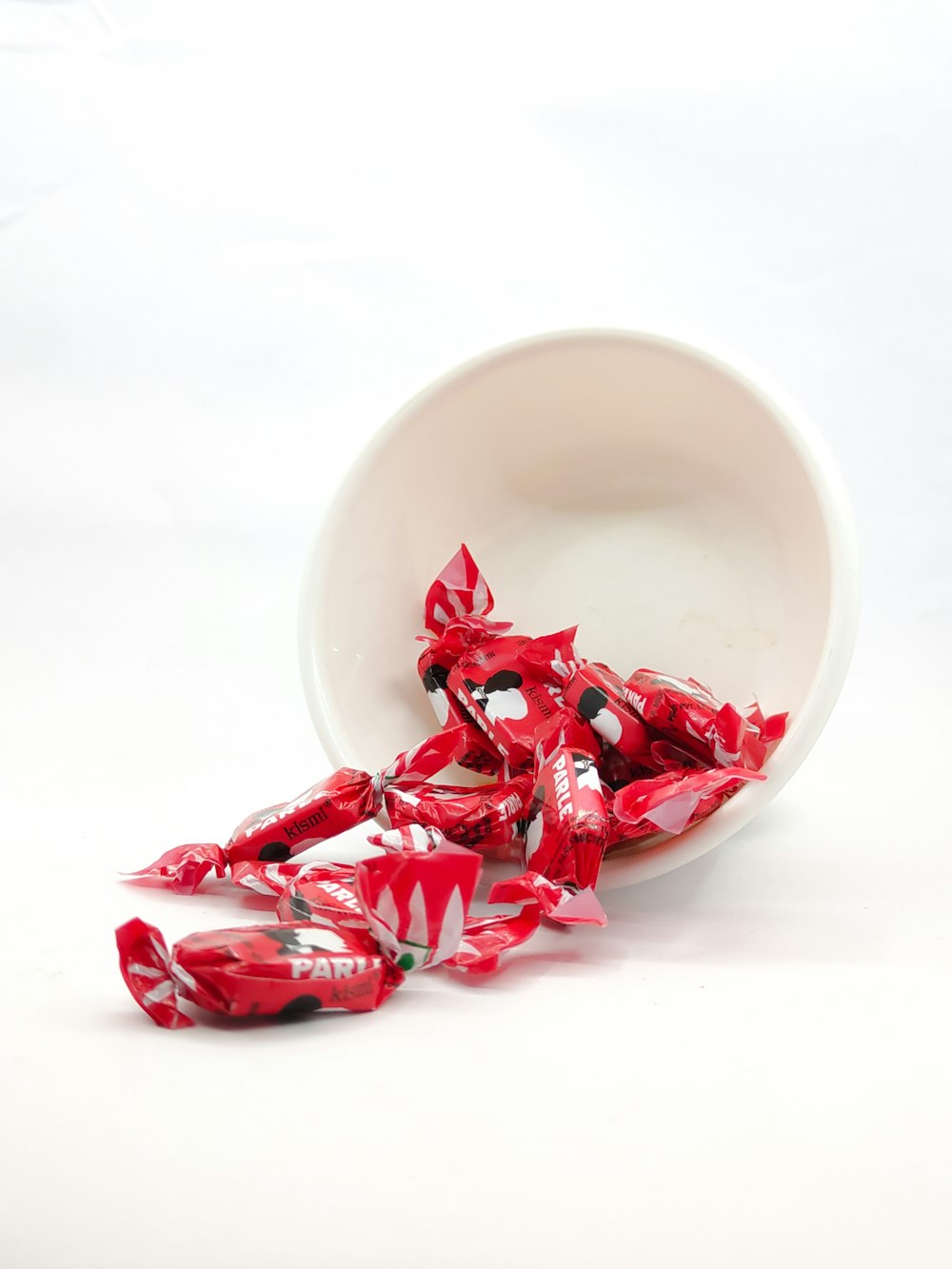 pétalos rojos en un cuenco de cerámica blanca