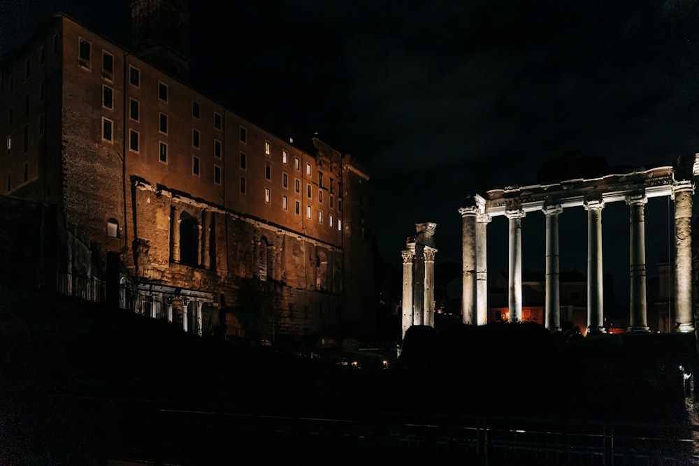 Edificio de hormigón marrón durante la noche