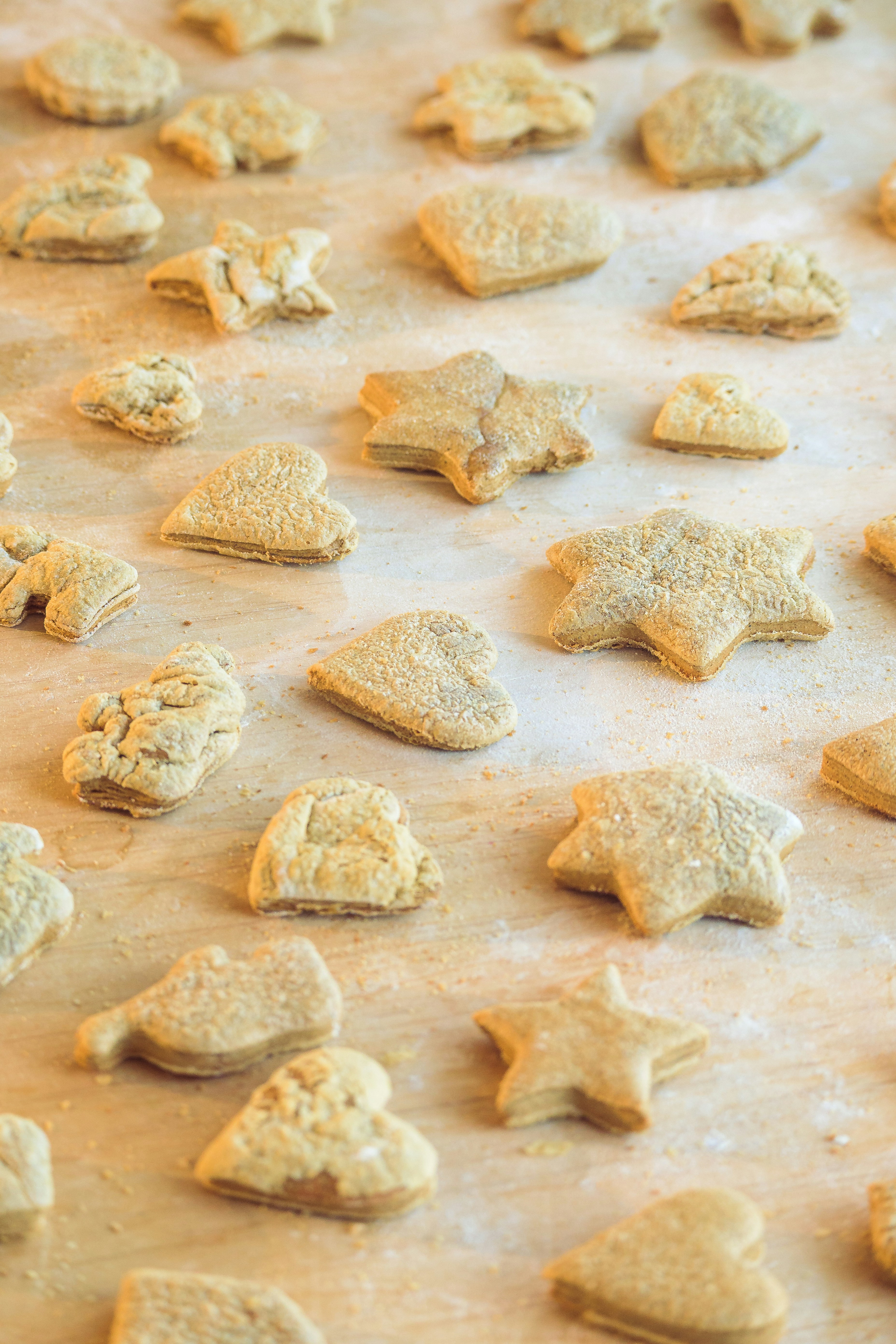 白いテーブルに白と茶色の生地の写真 Unsplashで見つける 居心地の良いの無料写真