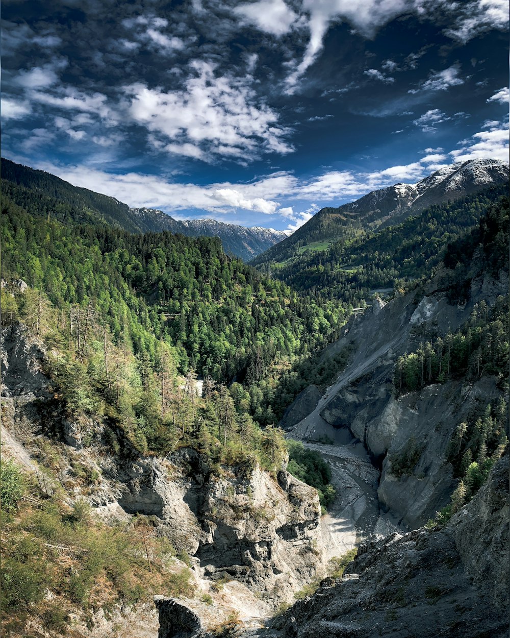 Montañas verdes bajo el cielo azul durante el día