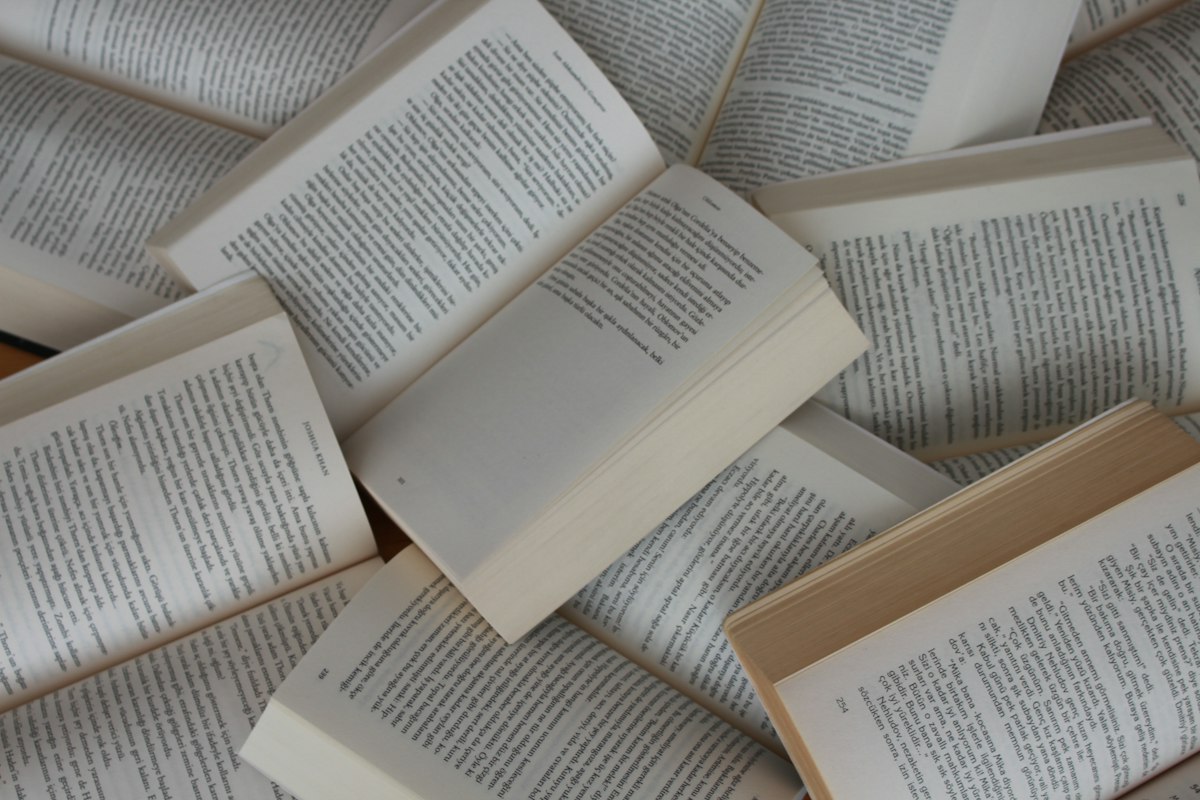 図書館に積まれた参考書と過去問集