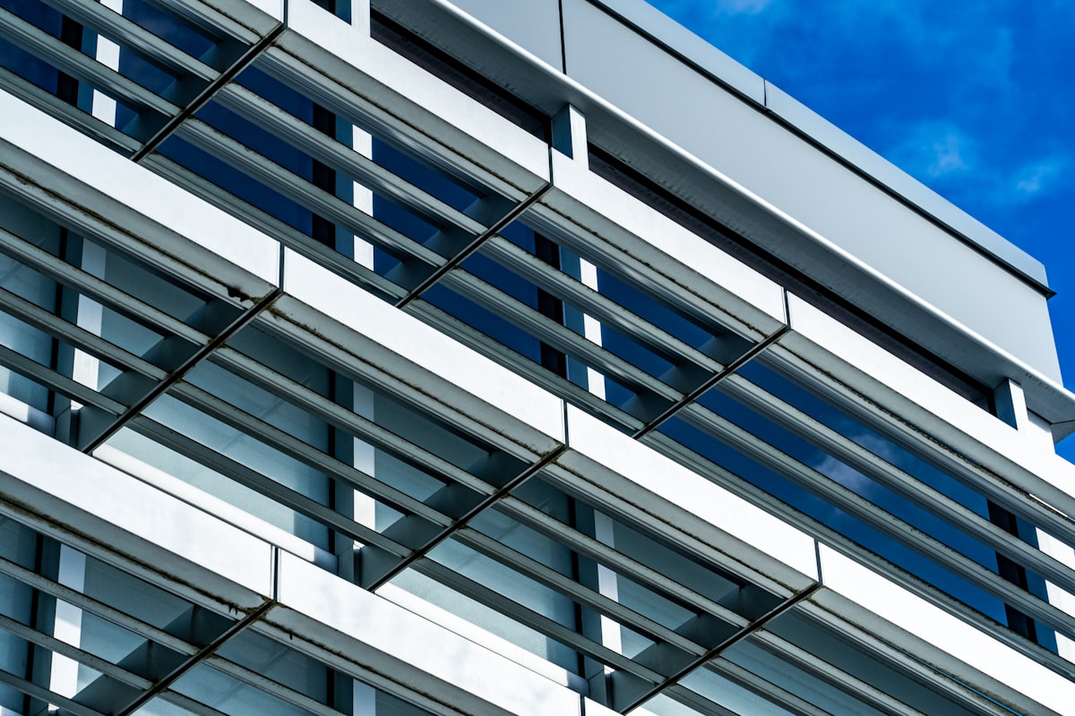 Façade d'un bâtiment tertiaire avec bardage aluminium