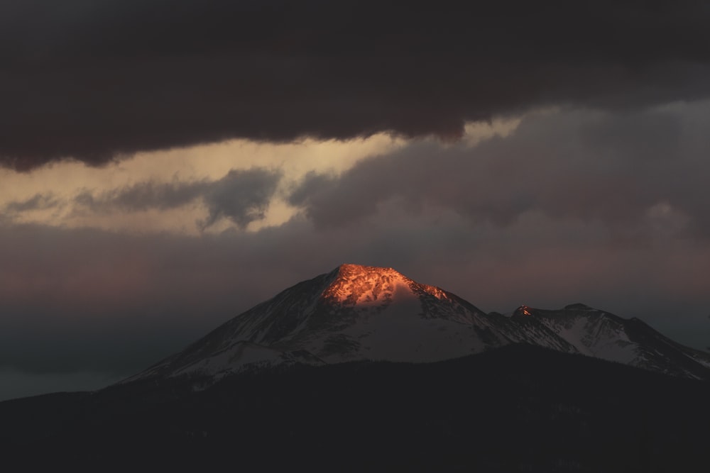 Montaña blanca y negra bajo nubes grises