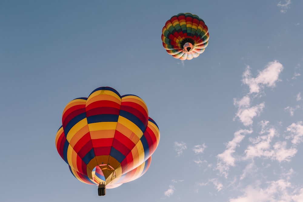 globo aerostático azul, amarillo y rojo en el aire