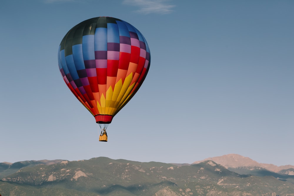 montgolfière jaune, bleue et rouge