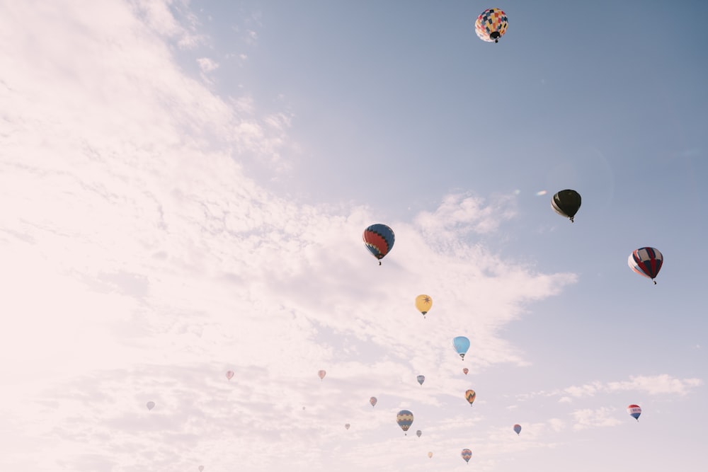 Heißluftballons am Himmel tagsüber