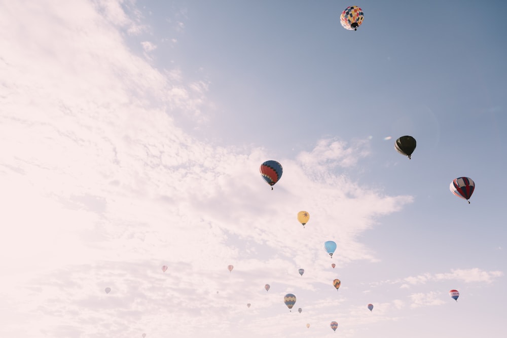 Globos aerostáticos en el cielo durante el día