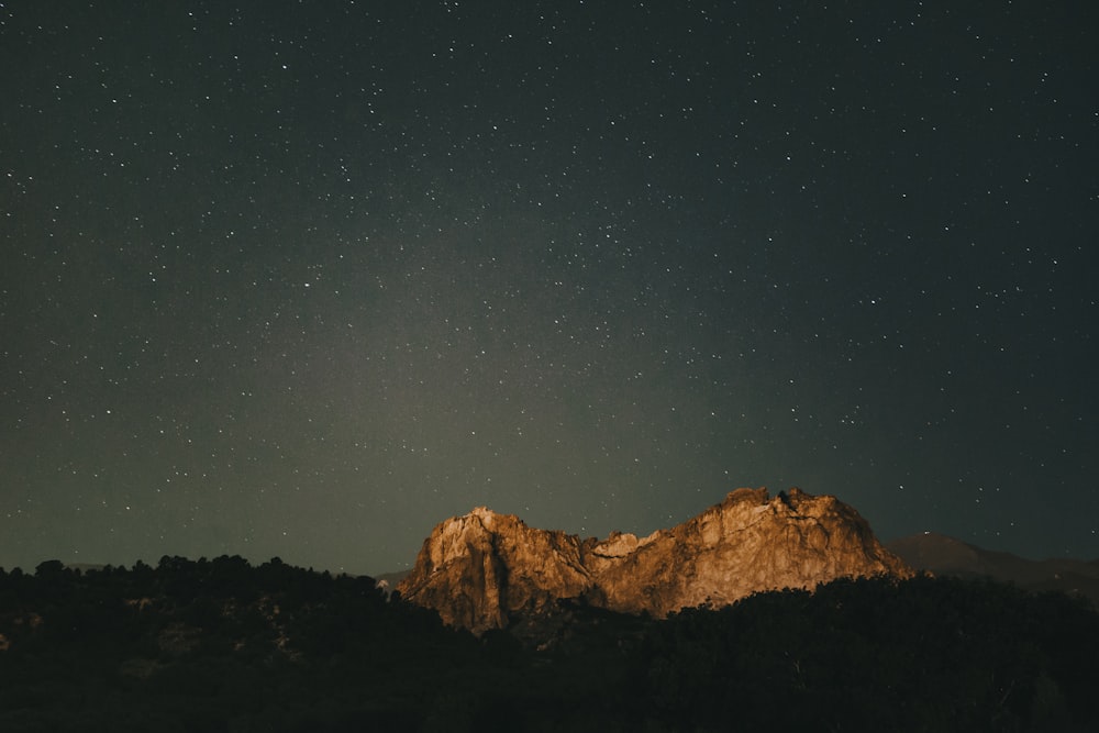 Montaña marrón bajo el cielo azul durante la noche