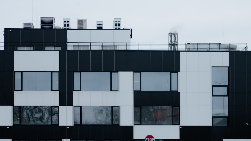 Bâtiment en béton noir et blanc