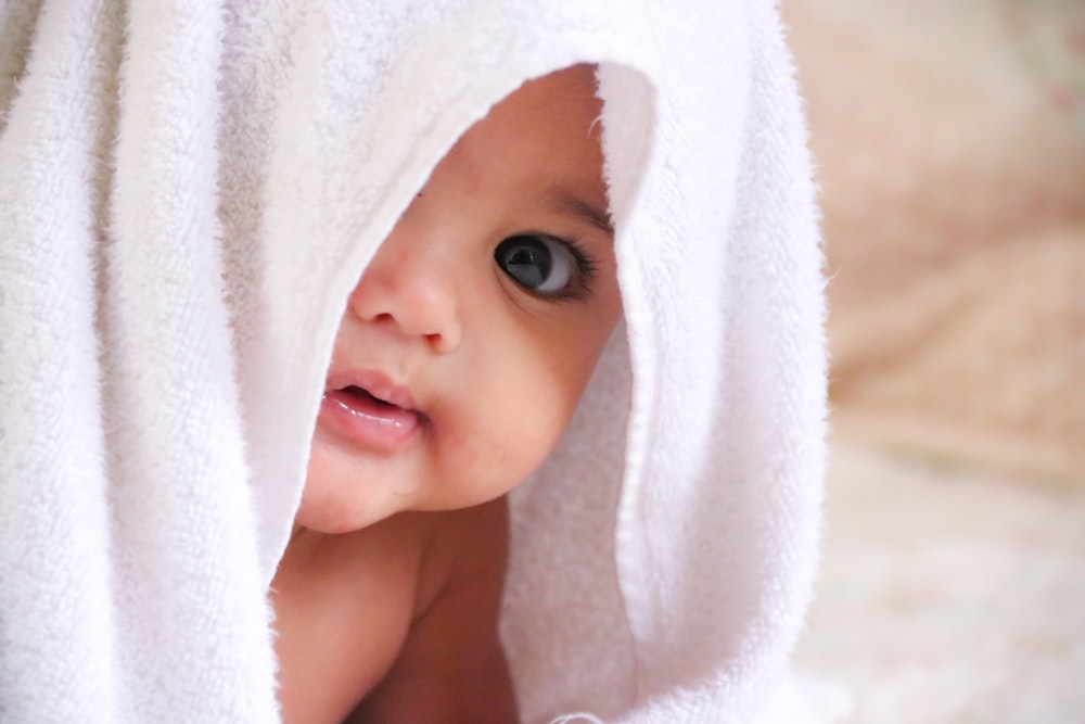 Baby doll cubierto con toalla blanca