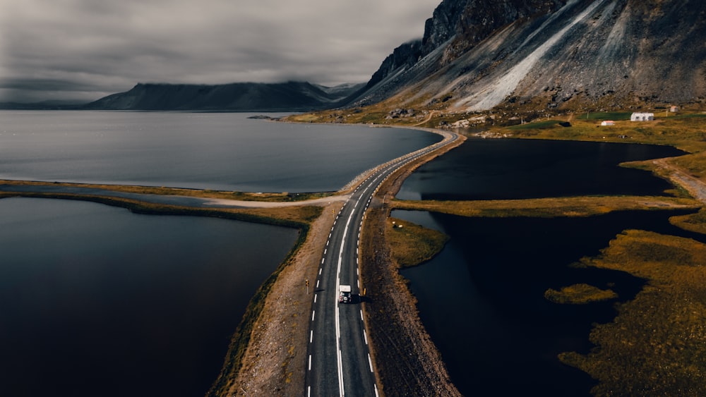 昼間の山の近くの灰色のコンクリート道路