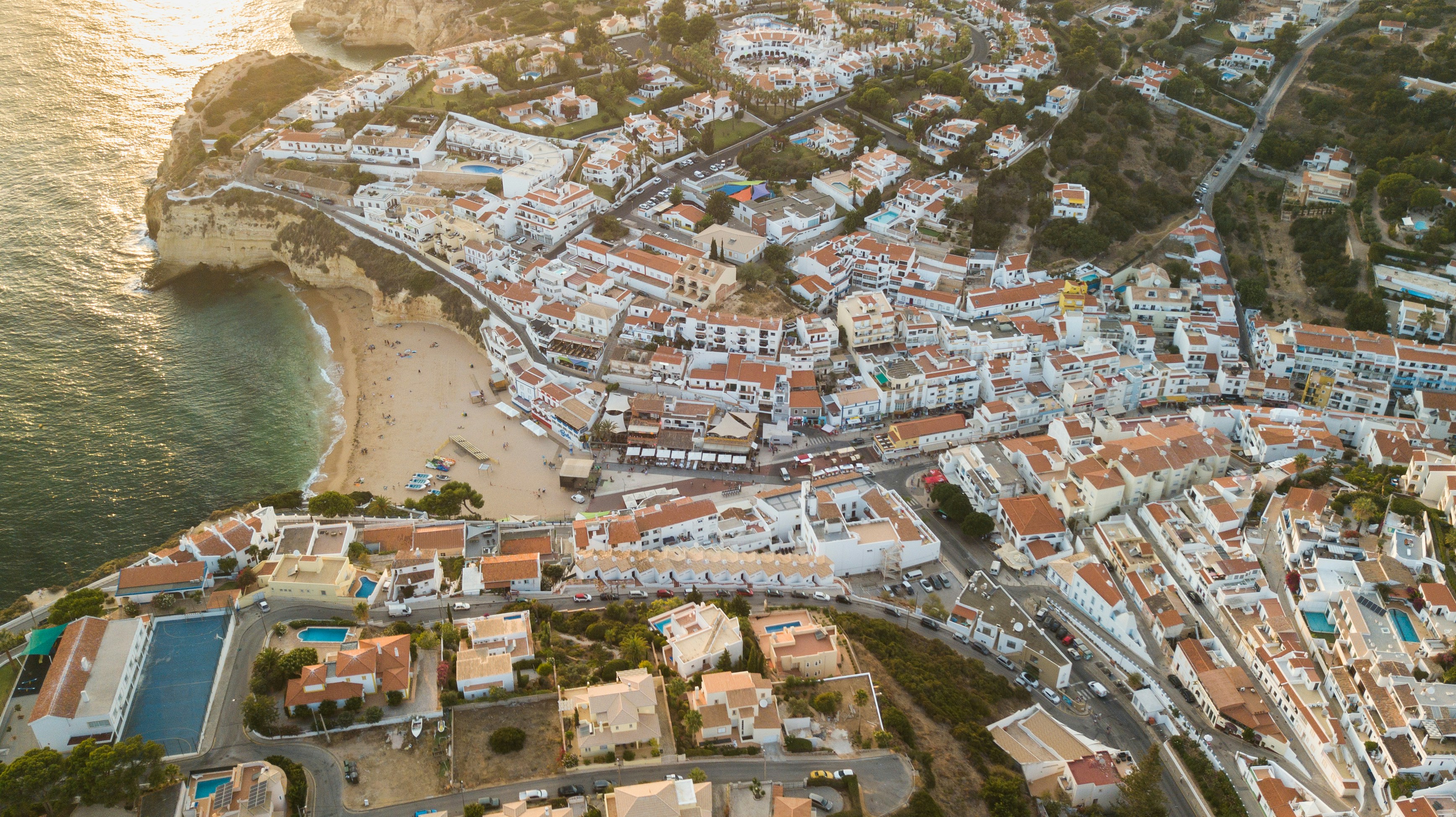 El pueblecito y la playa de Carvoeiro en el Algarve [Foto: Marcelo Kunze/Unsplash]