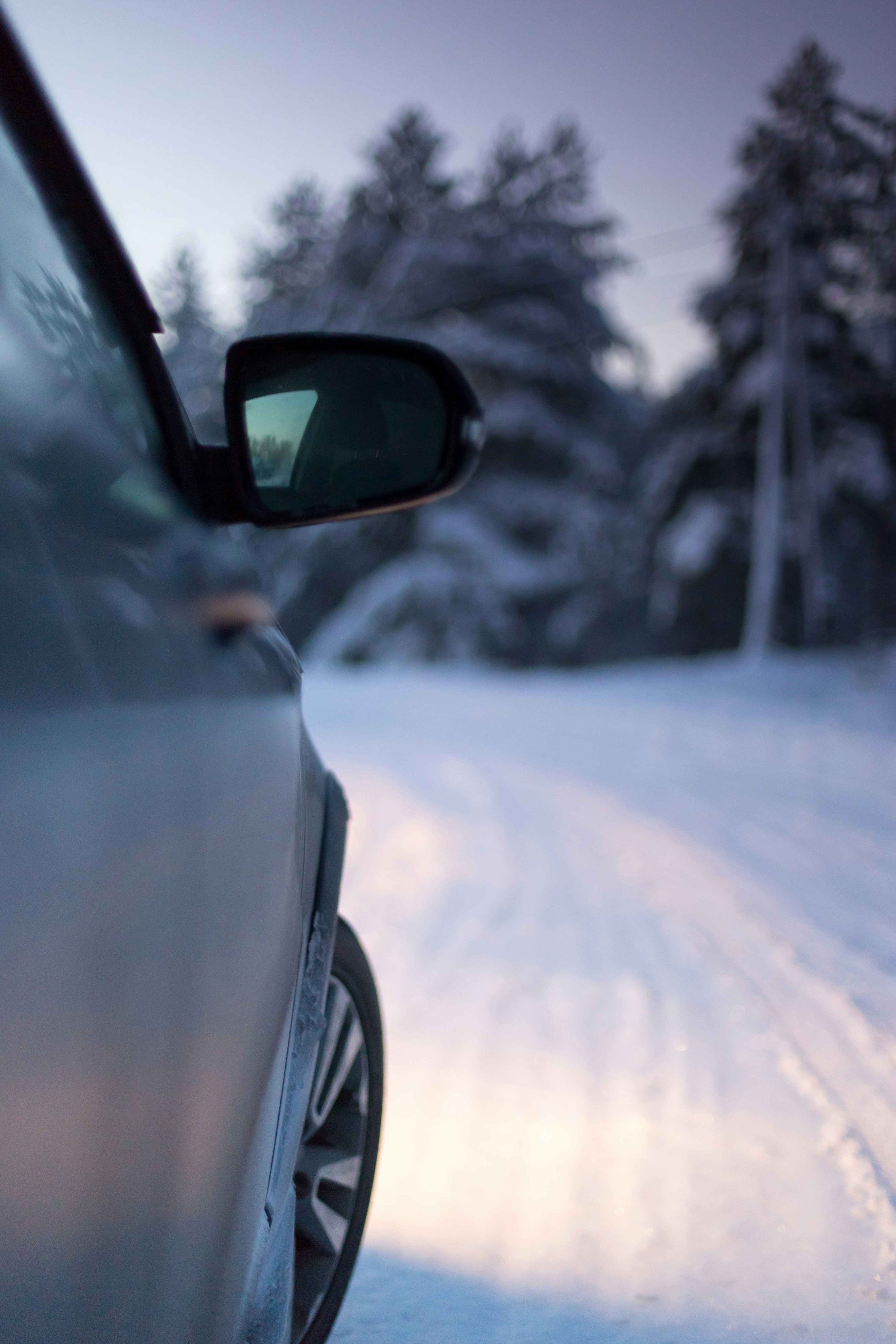 道路に雪が積もった車のサイドミラーの写真 Unsplashで見つけるフィンランドの無料写真