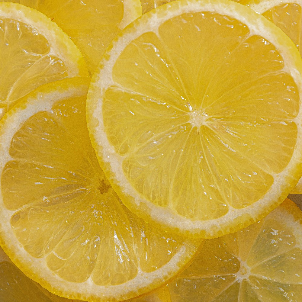 fruta de limão amarelo na água