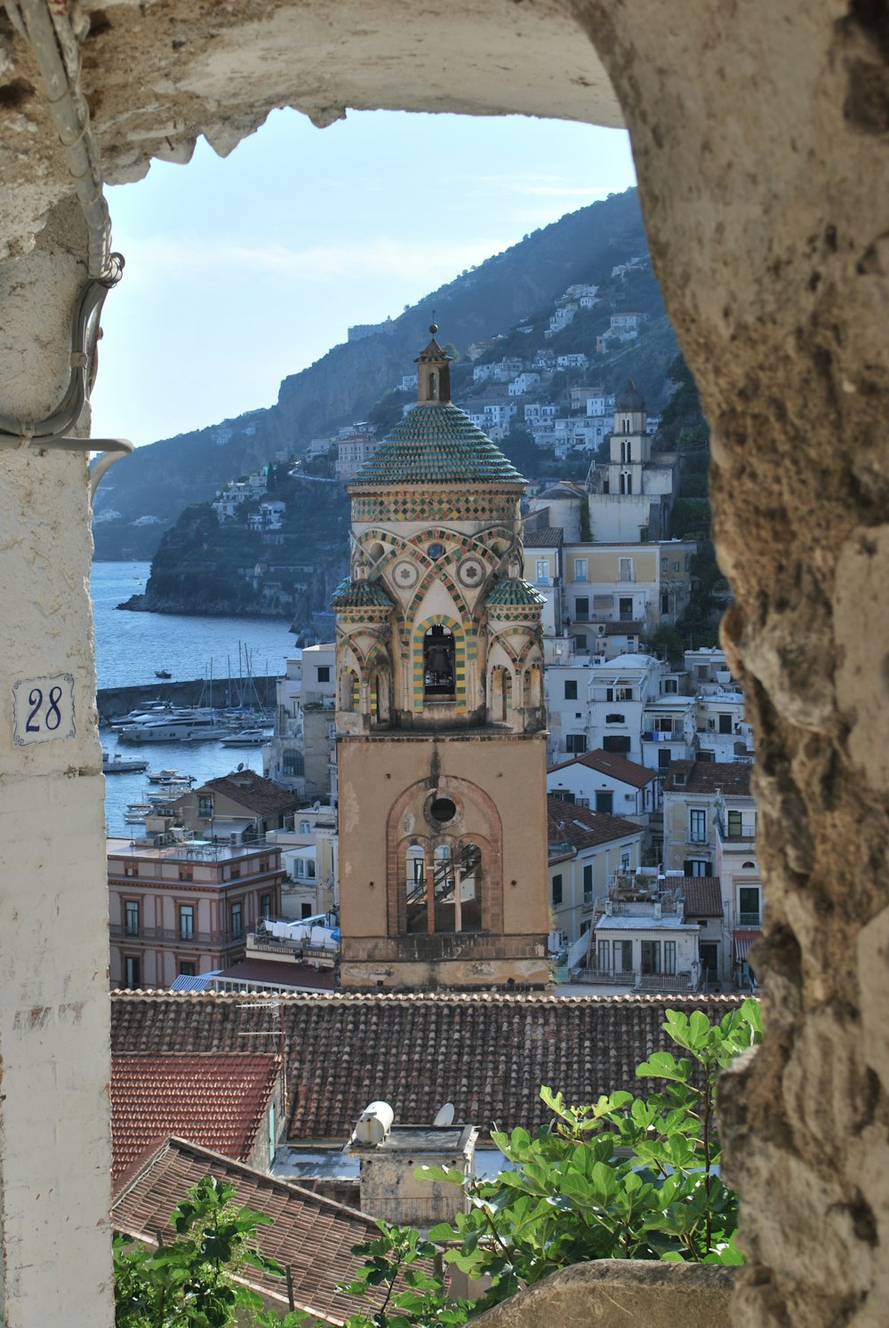 edificio in cemento bianco e marrone vicino allo specchio d'acqua durante il giorno