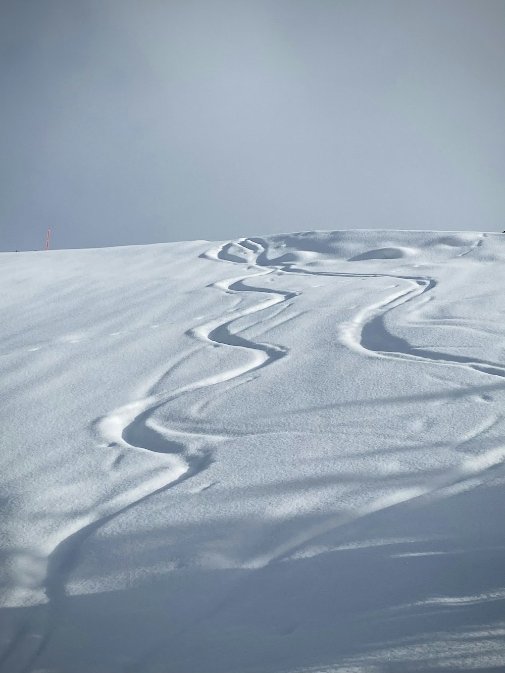 weißer Sand unter blauem Himmel tagsüber