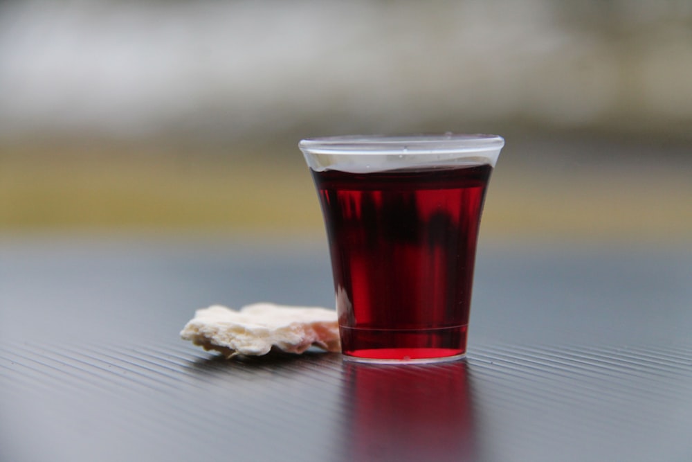 verre à boire transparent avec un liquide rouge