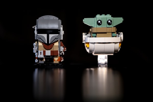 Toys in the form of the Mandalorian and Grogu (Baby Yoda) from the show "The Mandalorian"