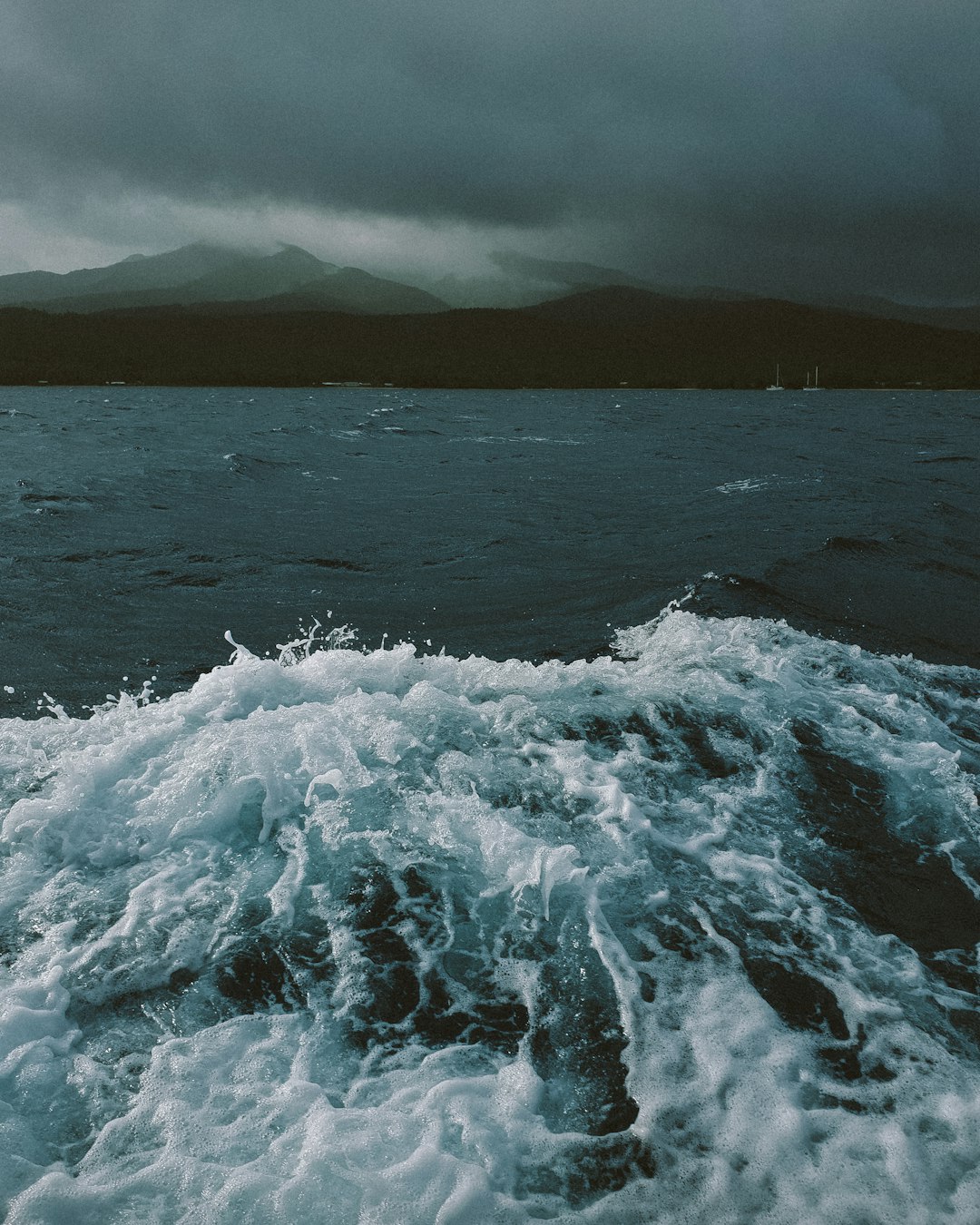 ocean waves crashing on shore during daytime