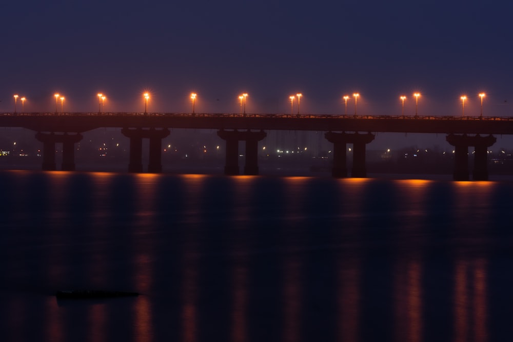 ponte sull'acqua durante la notte