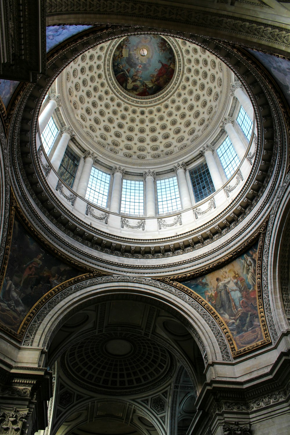 Niederwinkelfotografie des Kuppelbaus