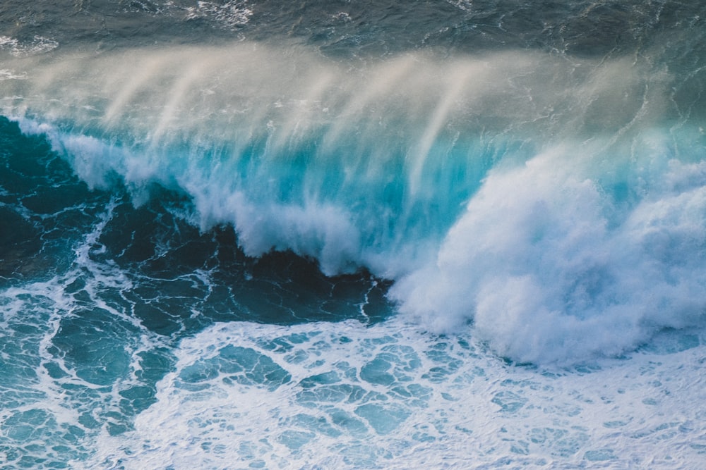 Onde dell'oceano che si infrangono sulla riva durante il giorno