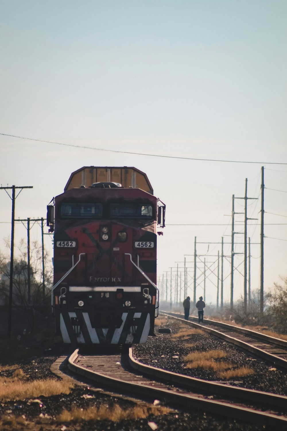 Train rouge et noir sur les voies ferrées pendant la journée