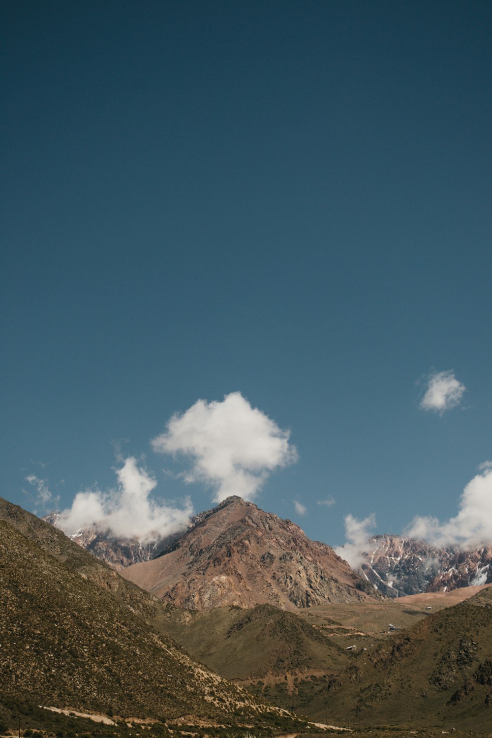 Montagna marrone sotto cielo blu durante il giorno