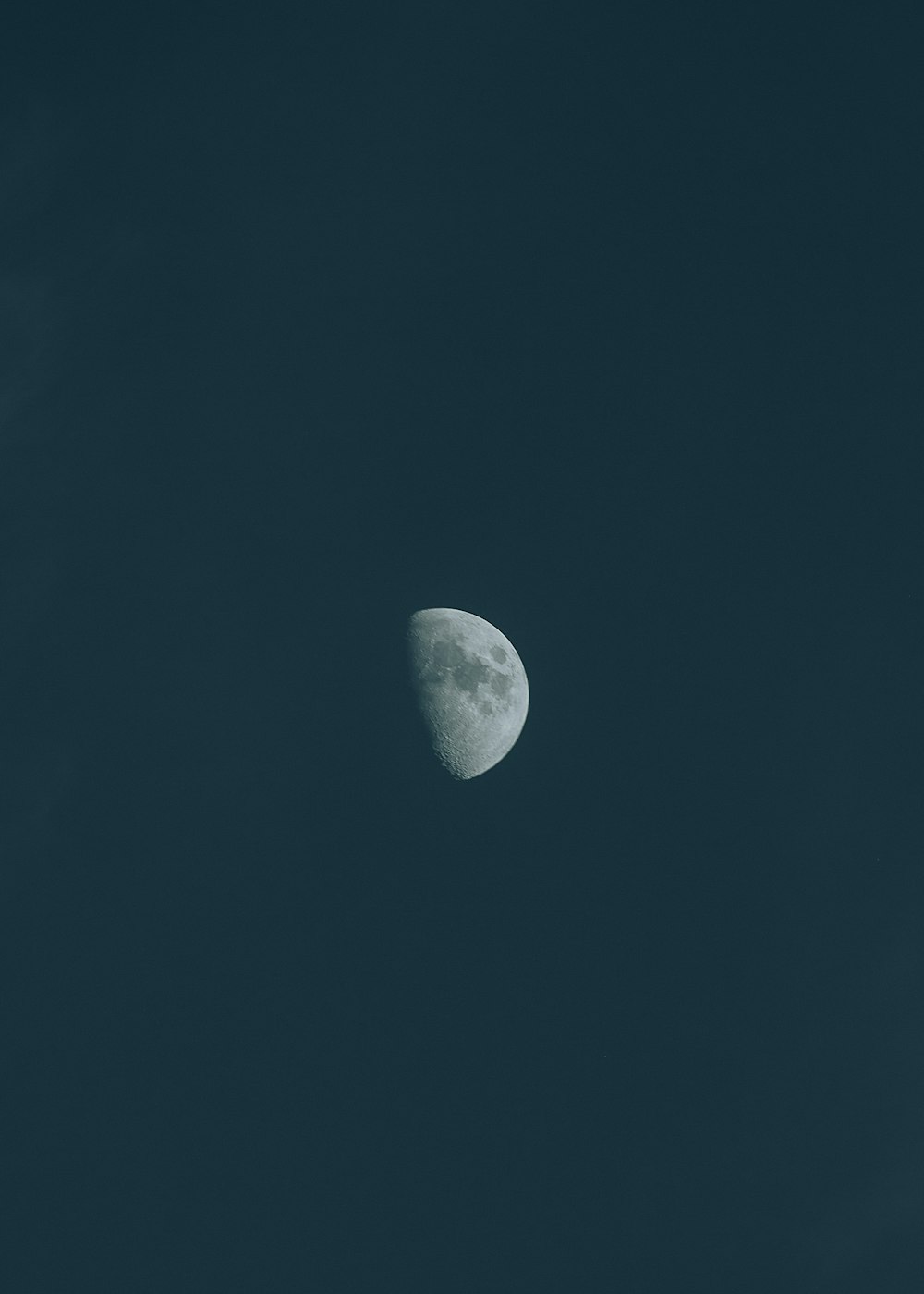 Luna llena en el cielo nocturno