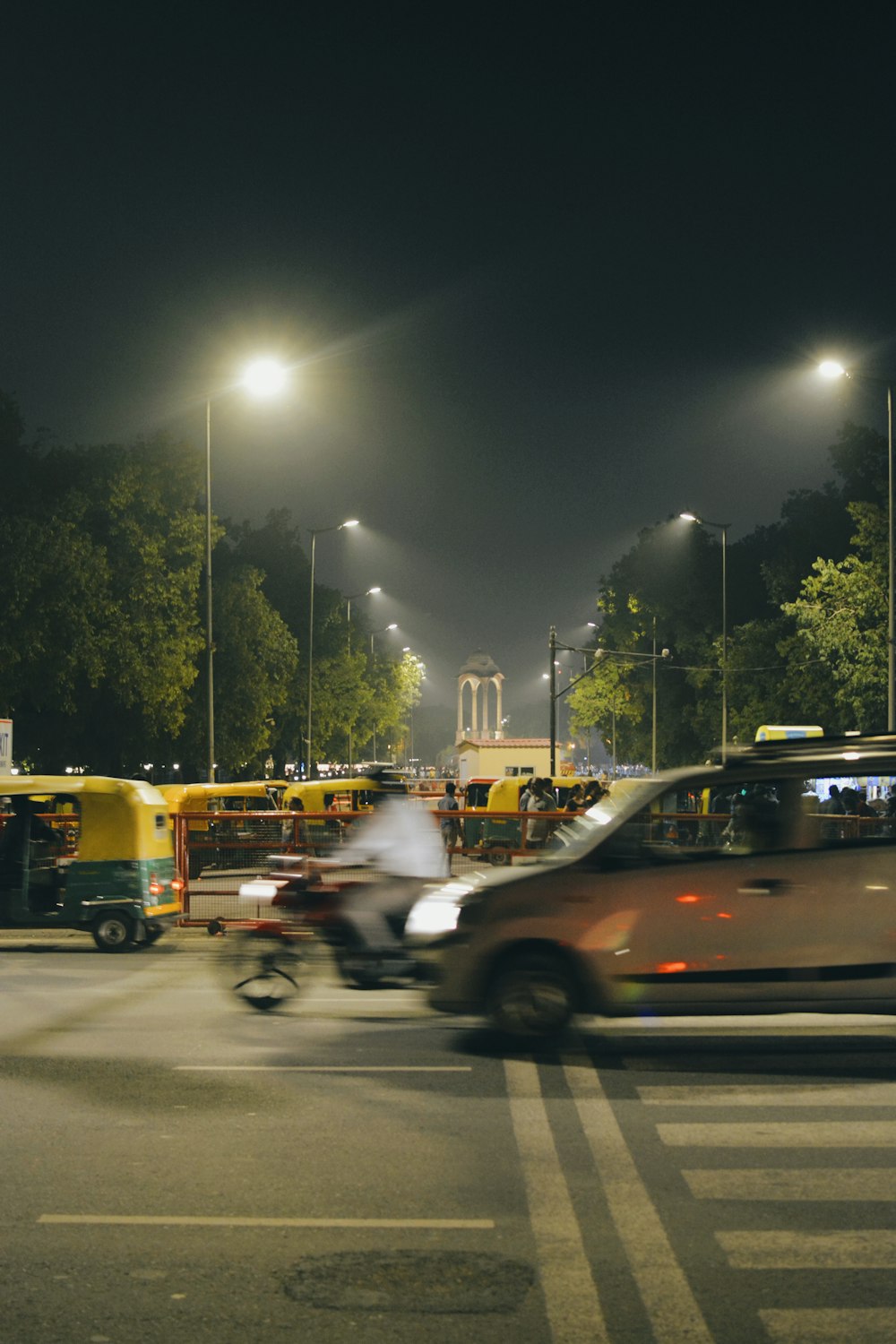 Autos auf der Straße während der Nachtzeit