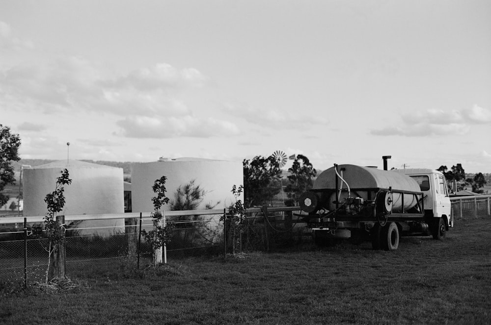 foto em tons de cinza de um caminhão em um campo