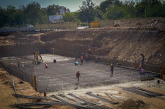 Trabajadores en una excavación a cielo abierto para construcción de la cimentación de un edificio