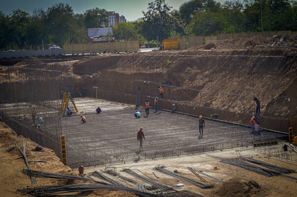 Trabajadores en una excavación a cielo abierto para construcción de la cimentación de un edificio