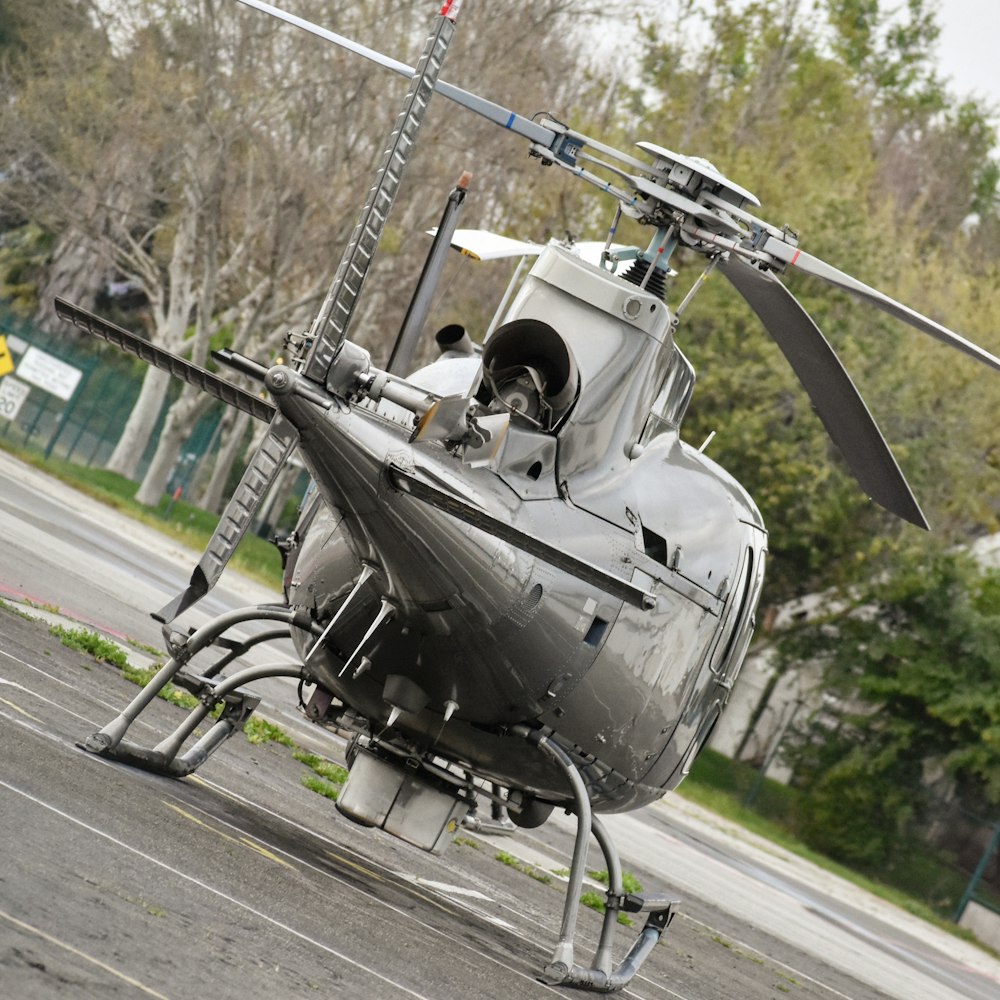 Helicóptero negro en carretera de asfalto gris durante el día