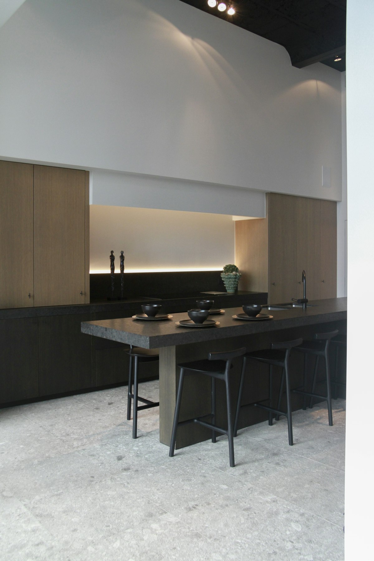 Cozinha Contemporânea Completa: Layout, Materiais e Iluminação para uma Rotina Fluida