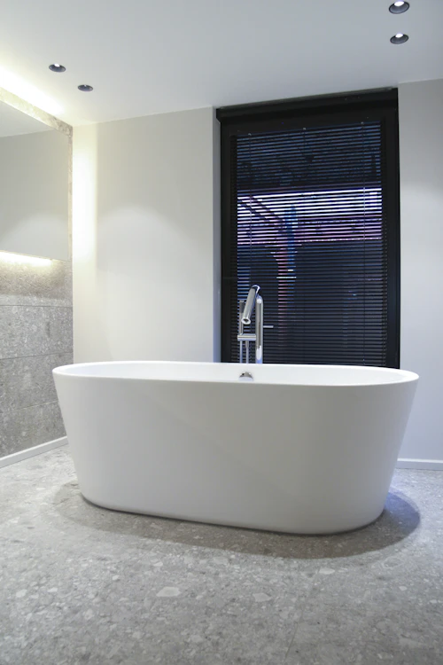 Freestanding bathtubs and soaking tubs