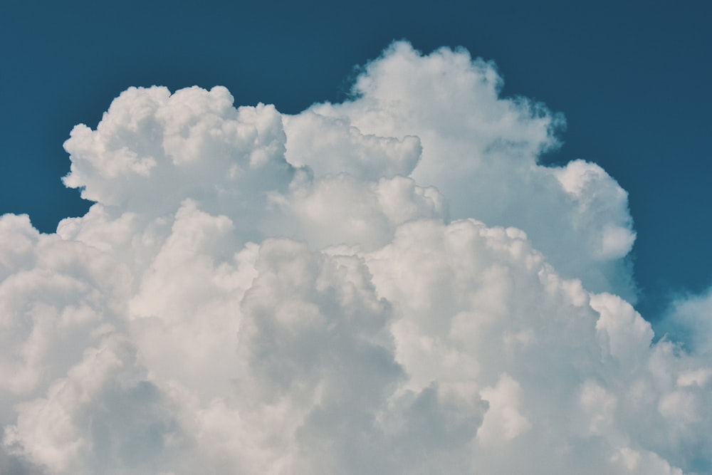 Nubes blancas y cielo azul durante el día