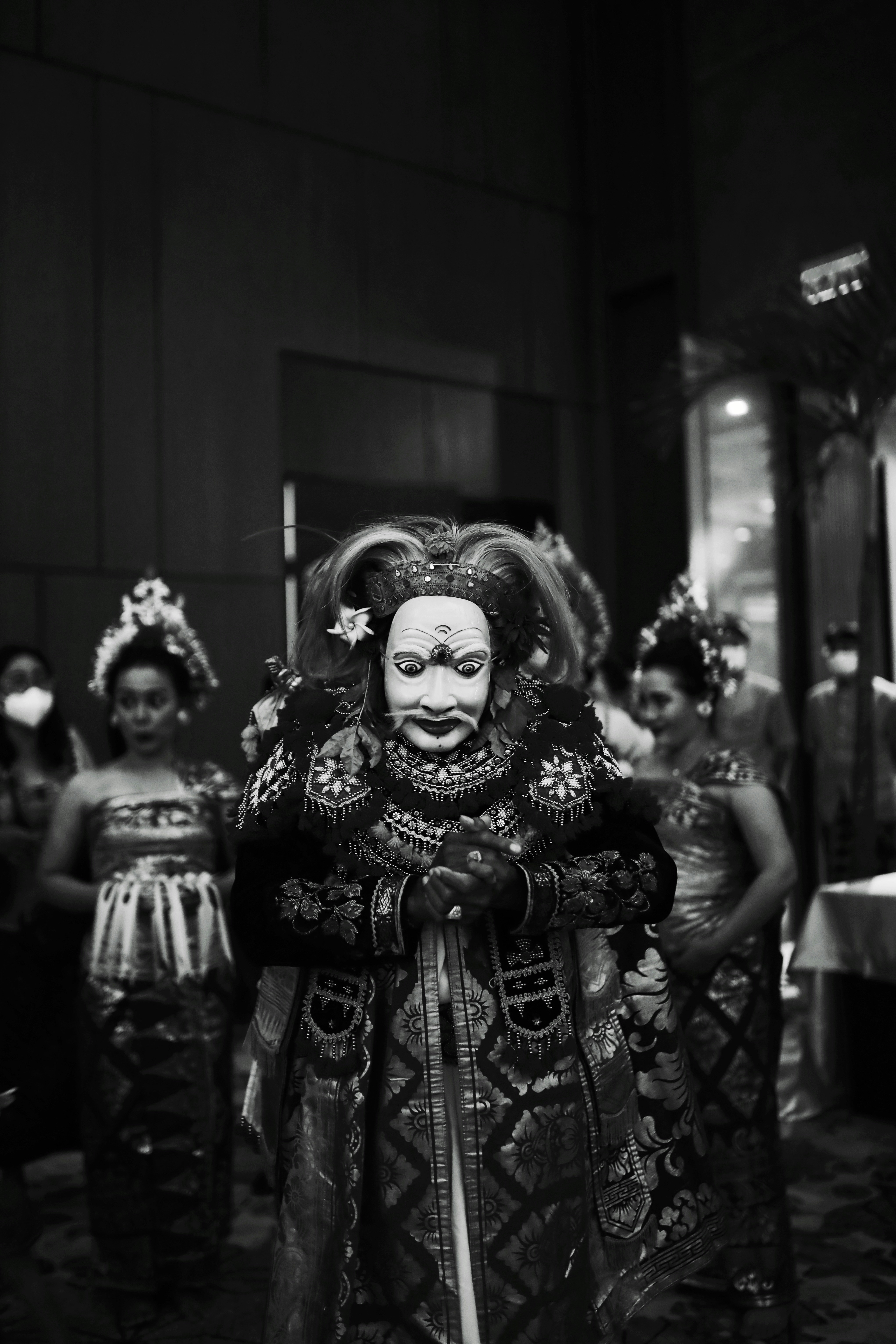 Foto en escala de grises de una persona con máscara