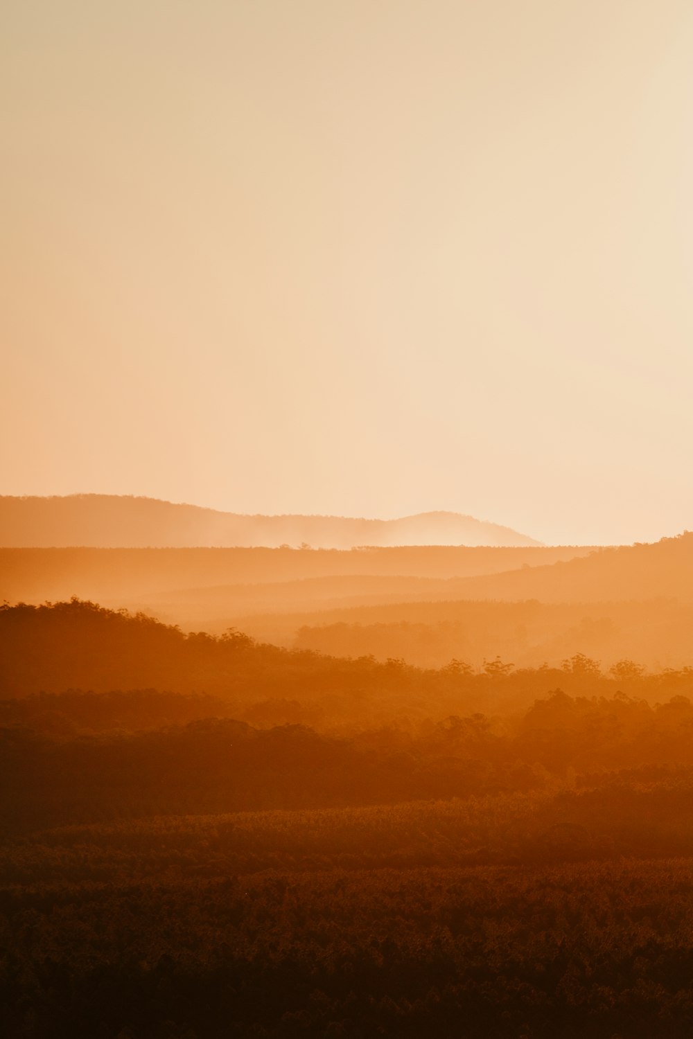 Silueta de montañas durante la puesta del sol